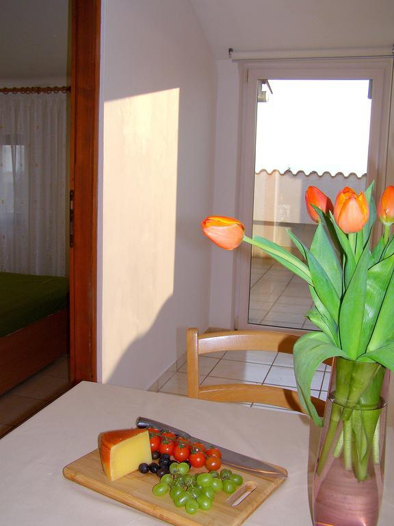 Apartments Renata Pinezići Habitación foto